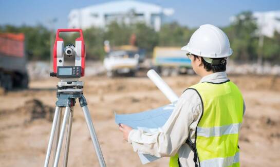 Jak geodezyjne inwentaryzacje przyczyniają się do precyzyjnego tyczenia budynków?