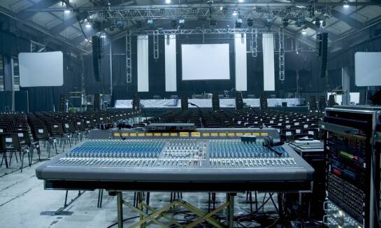 Nowe technologie w technice estradowej: jak wpływają na organizację imprez?