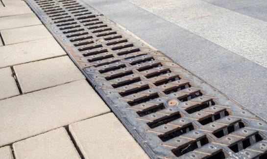 Wpływ soli odladzających na trwałość komponentów do odwodnień