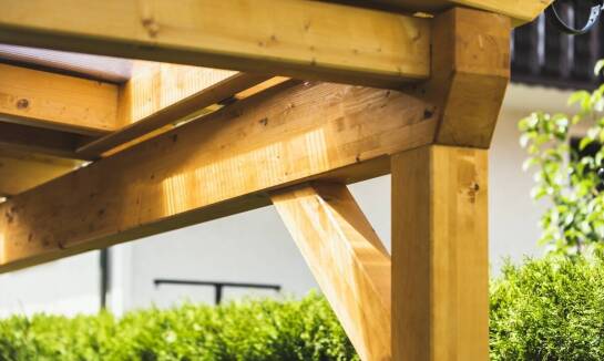 Drewno KVH jako przyszłościowy materiał w projektach altan