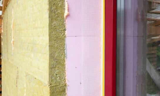 Jak systemy ociepleń wspierają ochronę przed wilgocią i pleśnią w budynkach?