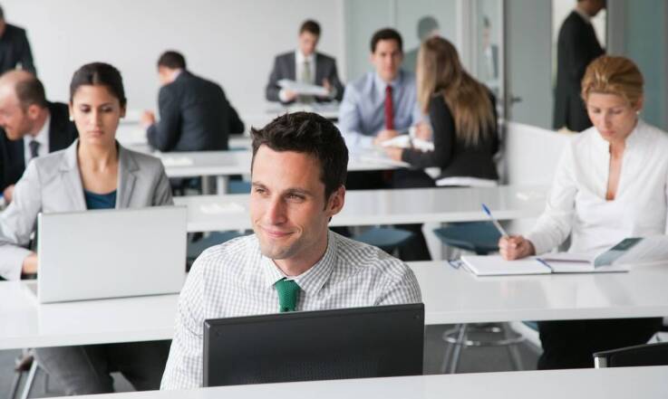 Jak językowe kursy dla firm wpływają na rozwój miękkich kompetencji?