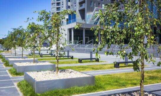 Zastosowanie elementów małej architektury w projektach publicznych.