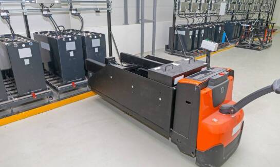 Przegląd trakcyjnych baterii do wózków widłowych: Co warto wiedzieć?