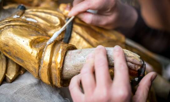 Jak dbać o trwałość nagrobkowych rzeźb?