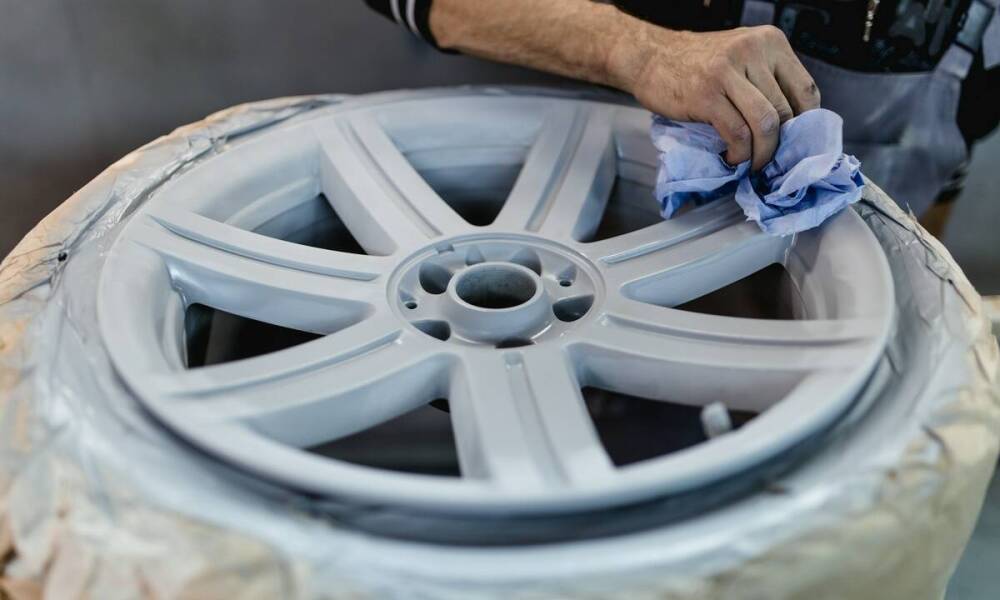 Proces piaskowania i lakierowania felg – jakie przynosi efekty?