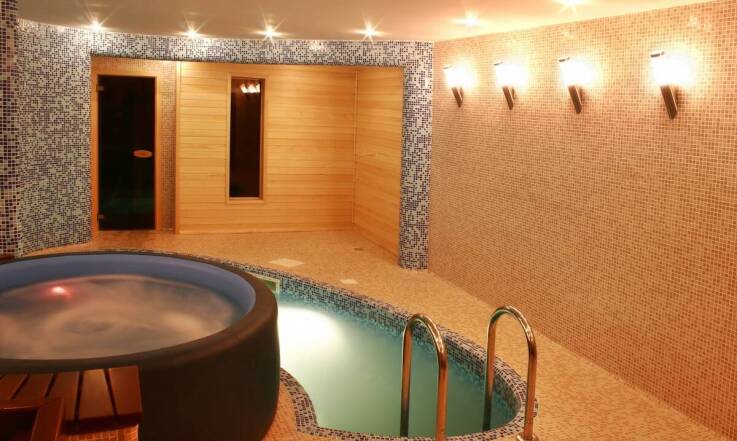 Jakie atrakcje czekają na gości w rekreacyjnej sali hotelu spa?