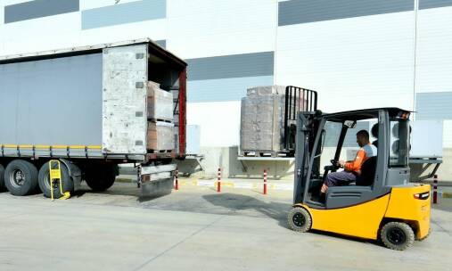 Jak przeładunkowe rampy mogą zwiększyć efektywność wewnętrznego transportu?