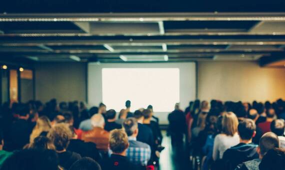 Znaczenie wynajmu sali w organizacji pokazów nowych technologii do nadruku
