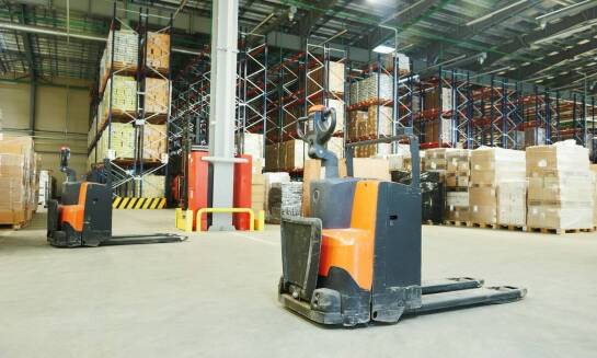 Jak wypożyczenie kosiarki pomaga w zarządzaniu przestrzenią w magazynie?