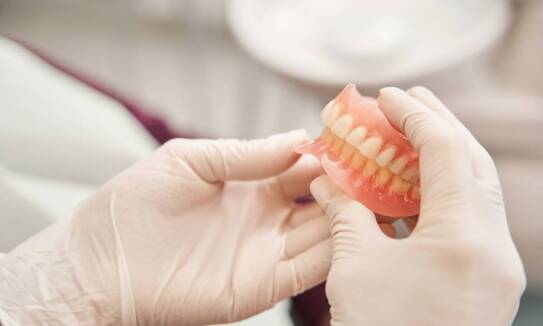 Jakie są zalety wyboru elastycznych protez?