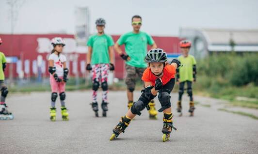 Jak intensywność zajęć wpływa na naukę jazdy na rolkach?