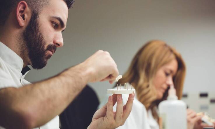 Jak przygotować się do zabiegu wszczepienia zębowych implantów?