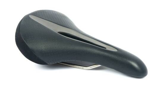 Jak damskie siodło wpływa na komfort jazdy podczas długich treningów?