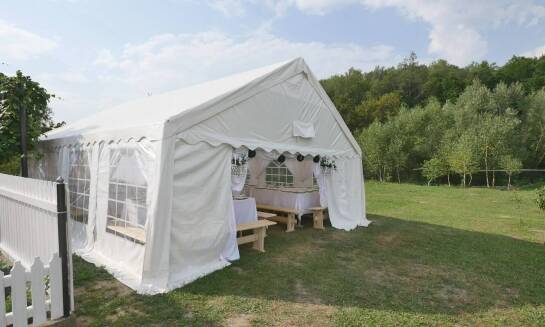 Jakie korzyści przynosi wynajem hal namiotowych z podłogą?