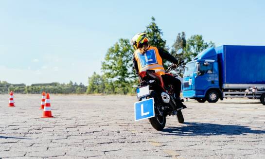 Jakie wyzwania czekają przyszłych motocyklistów podczas kursu na prawo jazdy?