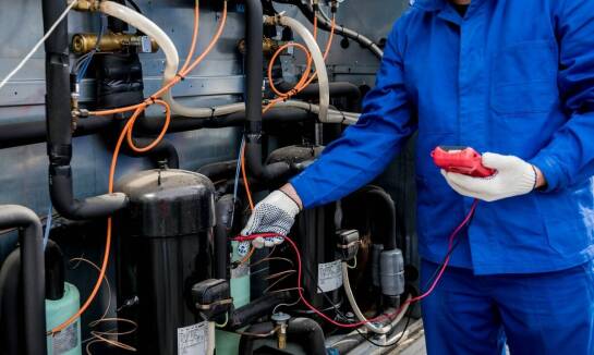 Kluczowe aspekty prawne związane z serwisem sklepowych chłodni