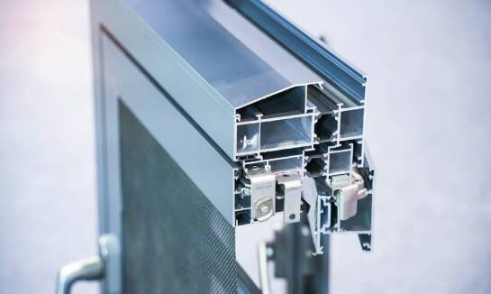 Jakie są zalety montażu chowanych zawiasów w aluminiowych oknach?