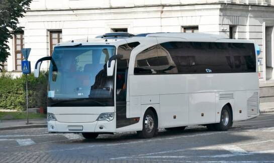 Wynajem autokarów z kierowcą – optymalny wybór dla grupowych wycieczek