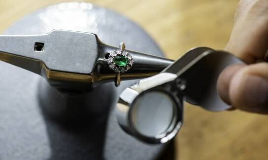 Jak wycena szlachetnych kamieni wpływa na wartość biżuterii?