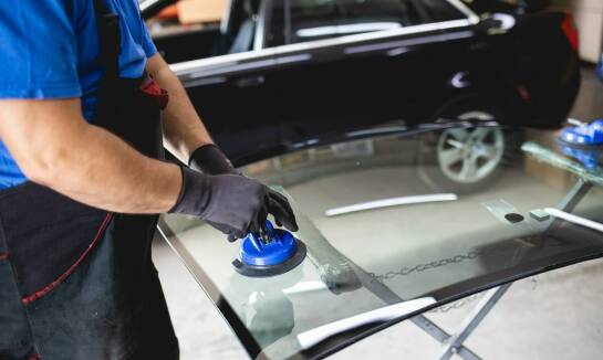 Jak naprawa samochodowych szyb wpływa na bezpieczeństwo na drodze?