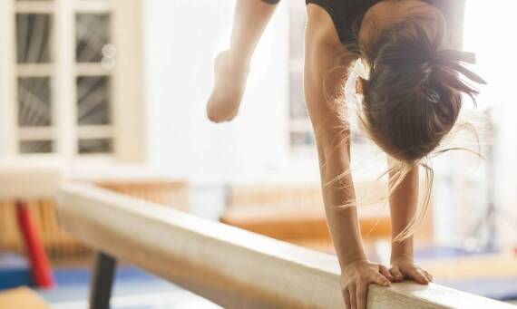 Jak sportowa gimnastyka pomaga w nauce dyscypliny?