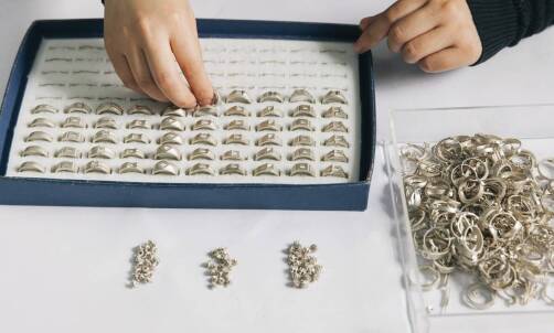 Jakie srebrne pierścionki są najpopularniejsze w sprzedaży hurtowej?