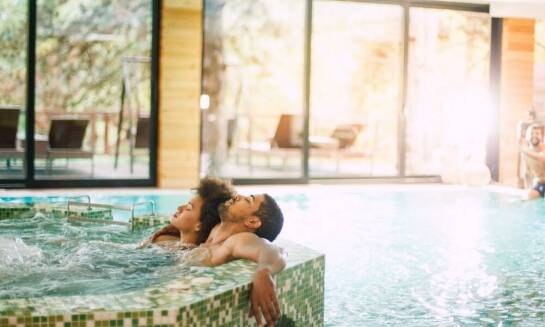 Strefa relaksu w apartamentach we Władysławowie: jacuzzi i basen