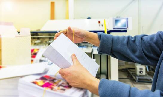 Jakie materiały najlepiej sprawdzają się w produkcji trwałych ulotek?