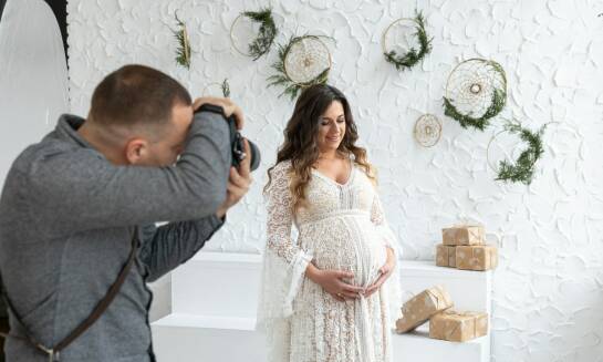 Jakie są korzyści z posiadania profesjonalnych zdjęć z brzuszkowej sesji?