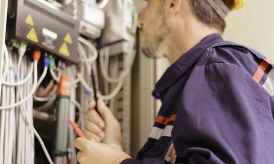 Jakie usługi obejmuje kompleksowa techniczna obsługa firm i instytucji?