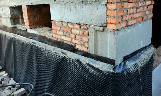 Rola podcinania murów w skutecznym osuszaniu budynków.