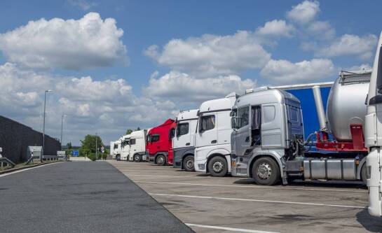 Bezpieczne parkowanie dużych pojazdów na strzeżonym parkingu