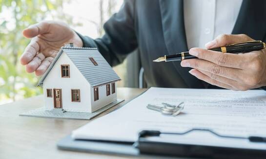 Umowa sprzedaży nieruchomości – jak notariusz zapewnia zgodność z prawem?