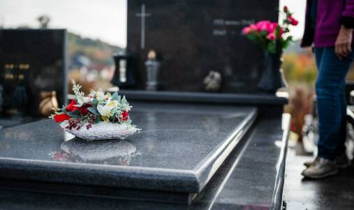 Jakie są korzyści z wyboru lokalnie wykonanych nagrobków granitowych?