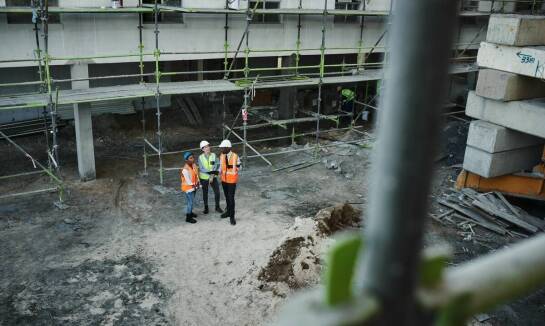 Zastosowanie koszowych podnośników w modernizacyjnych pracach – jakie są korzyści?