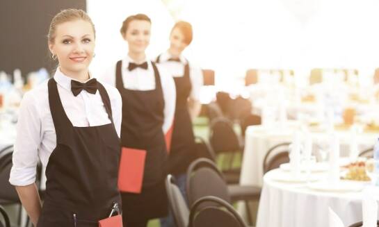Jak zadbać o odpowiednią kelnerską obsługę podczas przyjęcia?