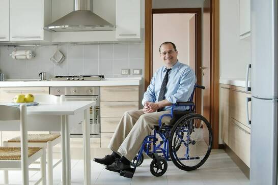 Jakie są zalety wyboru mebli na zamówienie dla osób z ograniczoną mobilnością?
