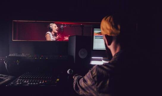 Rola banku lektorskich głosów w personalizacji przekazu reklamowego