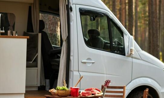 Camper do wynajęcia jako idealne rozwiązanie dla grupy przyjaciół