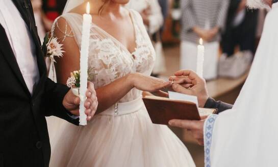 Jakie opcje personalizacji ceremonii oferuje?