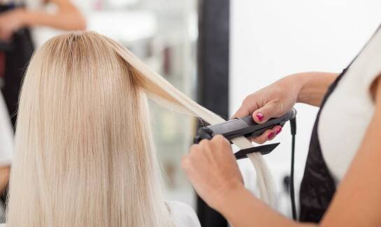 Dlaczego prostowanie keratynowe jest idealne dla osób z włosami puszącymi się?