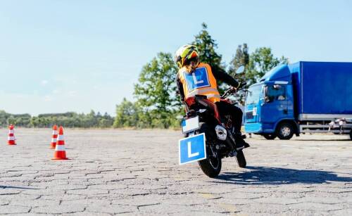 Jak szybki kurs na prawo jazdy może pomóc w opanowaniu jazdy na motocyklu?