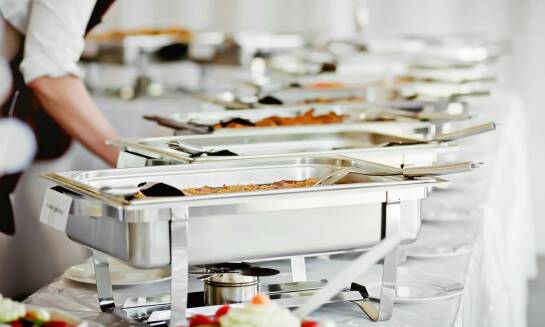 Jakie modyfikowane dania na życzenie klienta można zamówić w cateringu?