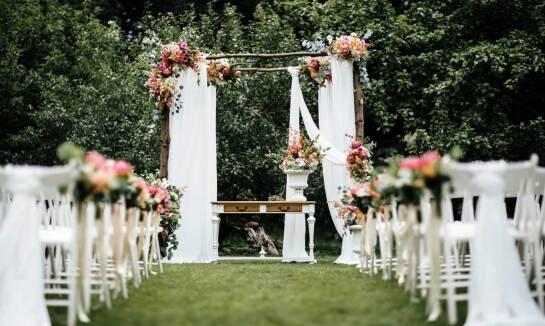 Najpiękniejsze ślubne dekoracje z wykorzystaniem sezonowych kwiatów