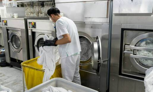 Usługi wodnego prania w pralni w Warszawie – czym się różnią od chemicznych?