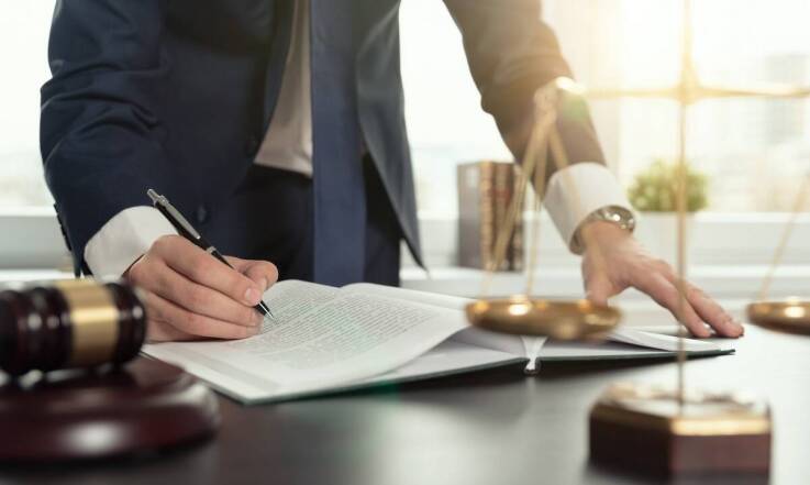 Jakie są kluczowe elementy przygotowania prawnej opinii przez adwokata?