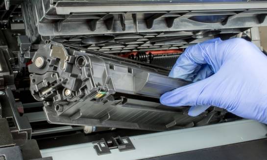 Jak zaoszczędzić na kupnie materiałów eksploatacyjnych do urządzeń biurowych