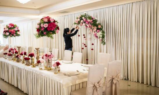 Elegancja i styl w weselnych dekoracjach – nasze propozycje