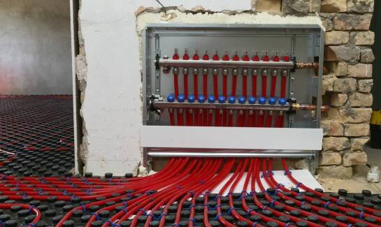 Nowoczesne systemy ogrzewania podłogowego - korzyści i montaż